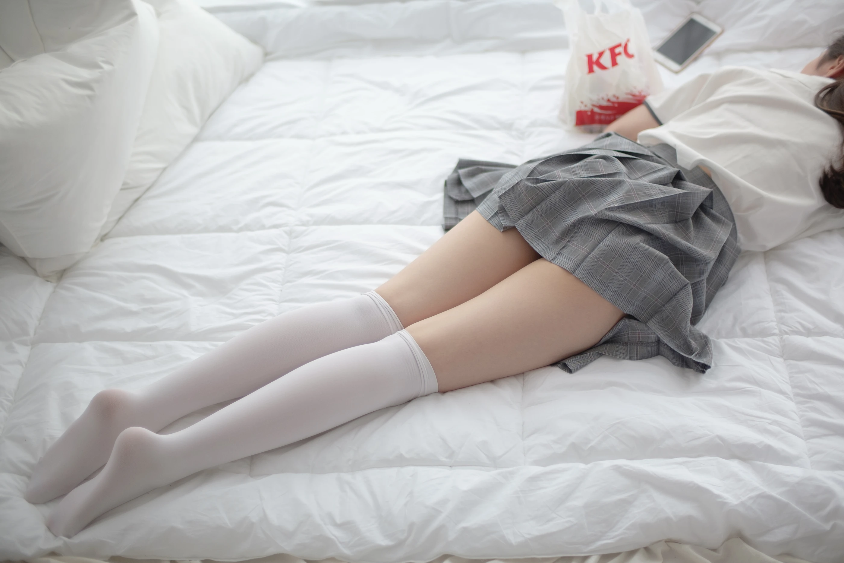 森萝财团 [R15-009] 床上JK白丝 [84P]插图